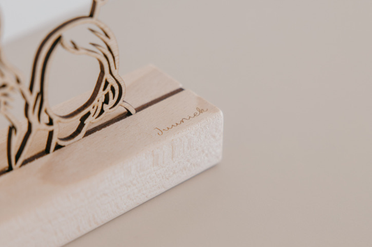 Houten lijnportret op staander · Small