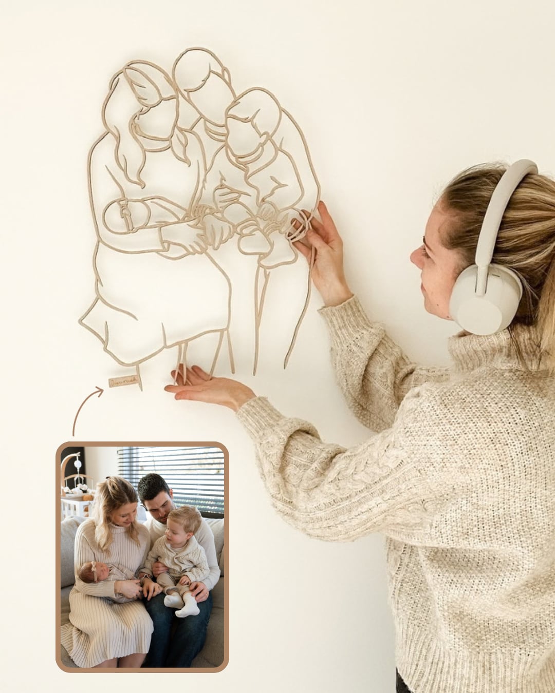 Linienporträt aus Holz einer Familie mit Kleinkind und Neugeborenem auf dem Sofa, neben dem Originalfoto