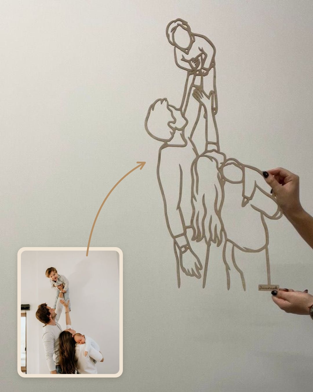 Linienporträt aus Holz einer jungen Familie mit ihrem Neugeborenen, neben dem Originalfoto