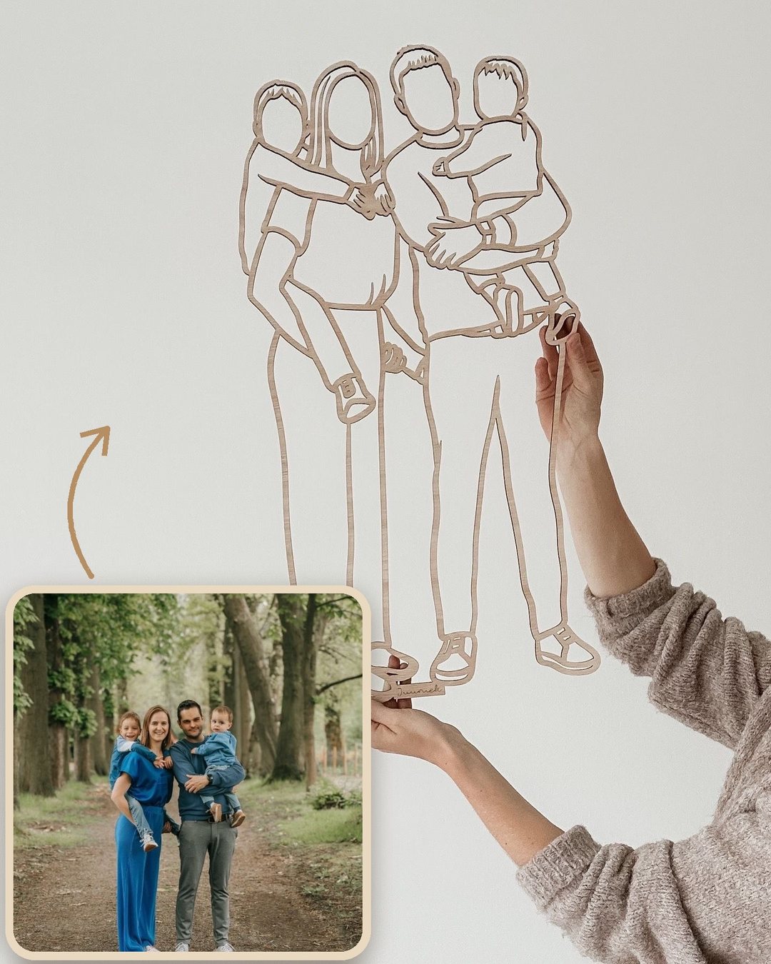 Houten lijnportret van een gezin in het bos, naast de originele foto