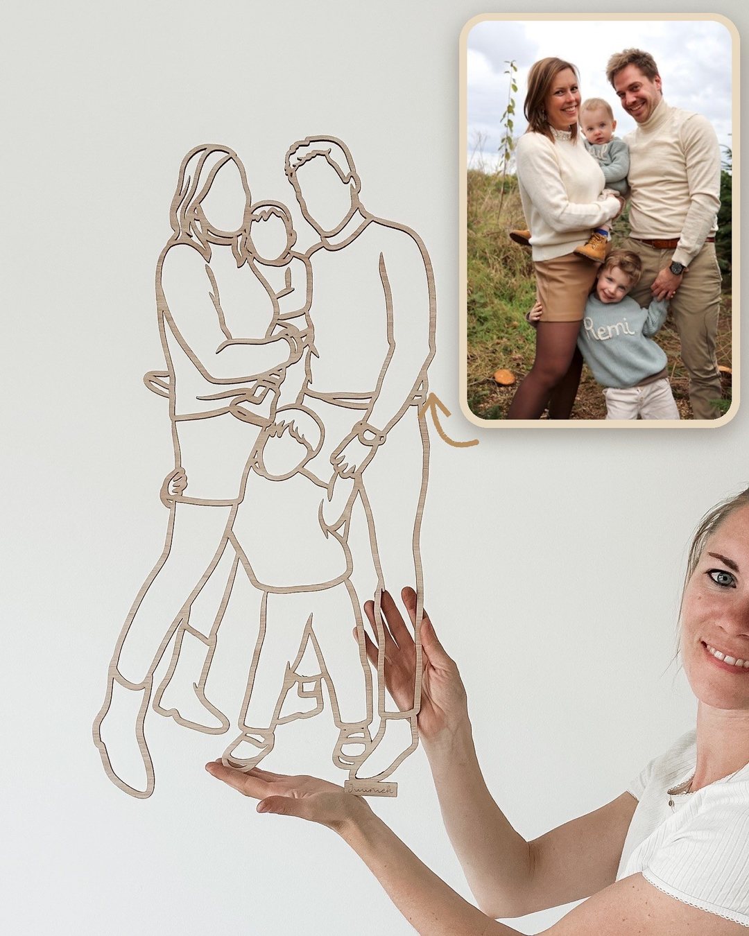 Houten lijnportret van een gezin met twee kinderen, gemaakt van een foto uit hun gezinsfotoshoot