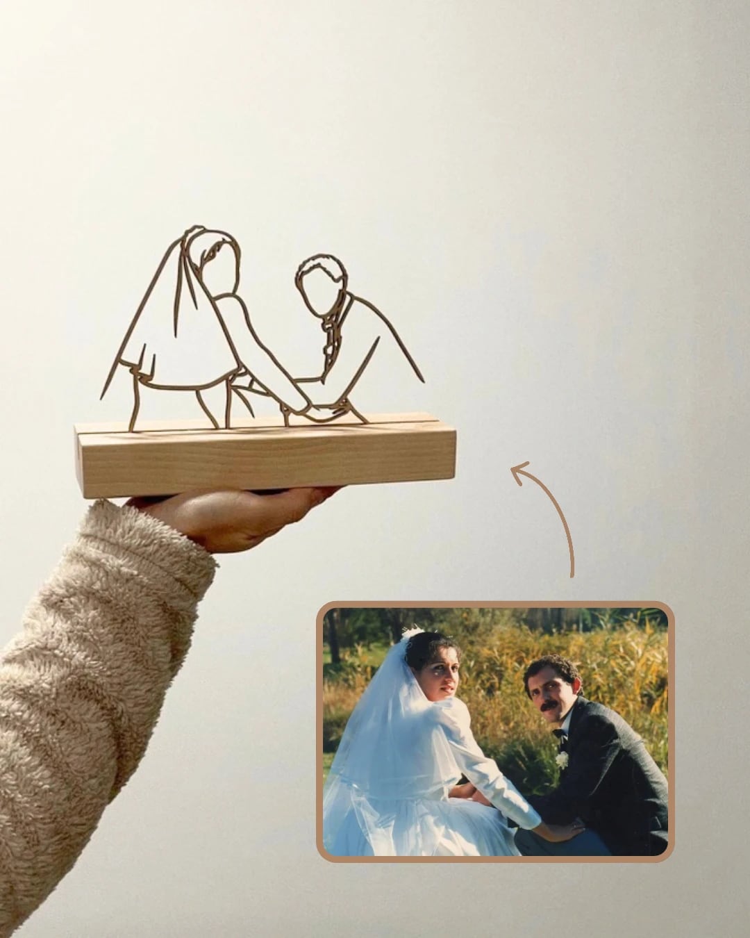 Standmodell aus Holz auf Ständer nach einem alten Hochzeitsfoto, neben dem Originalfoto