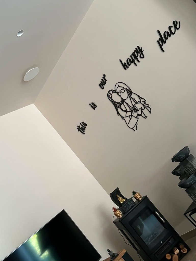 Mat zwart lijnportret van een koppel met tekst aan de muur