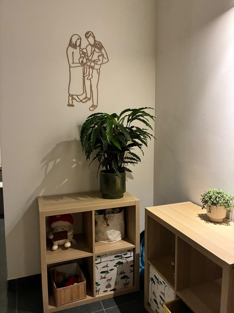 Houten lijnportret van een gezin boven een open kast