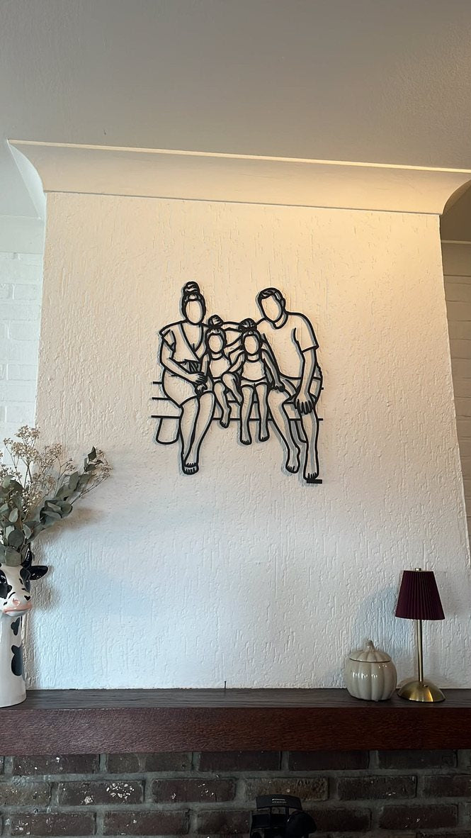 Mat zwart lijnportret van een gezin boven de schouw