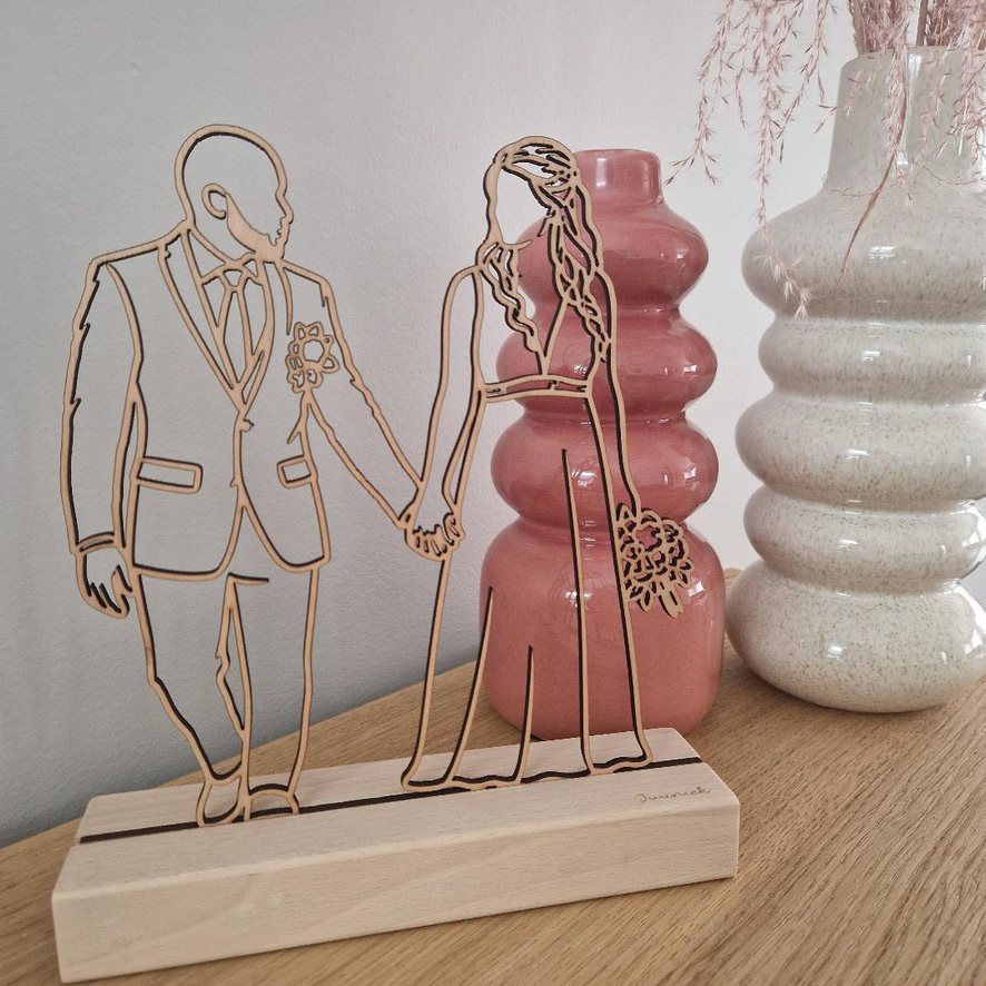 Houten trouwportret op staander op een dressoir
