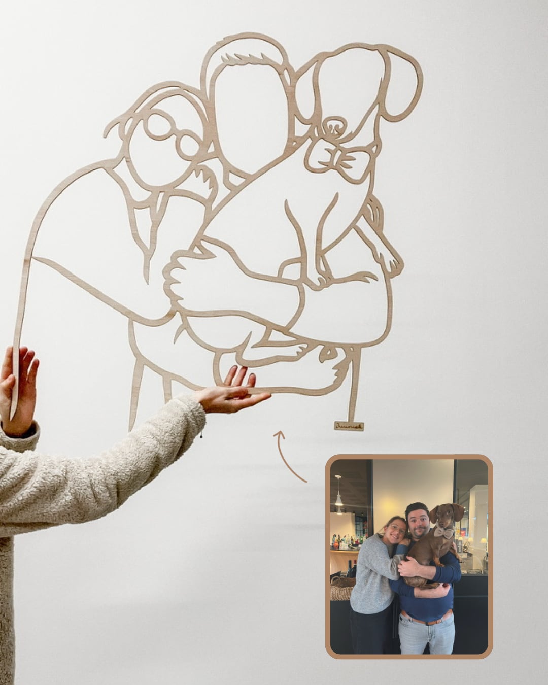 Linienporträt aus Holz eines eng aneinandergeschmiegten Paares neben dem Originalfoto