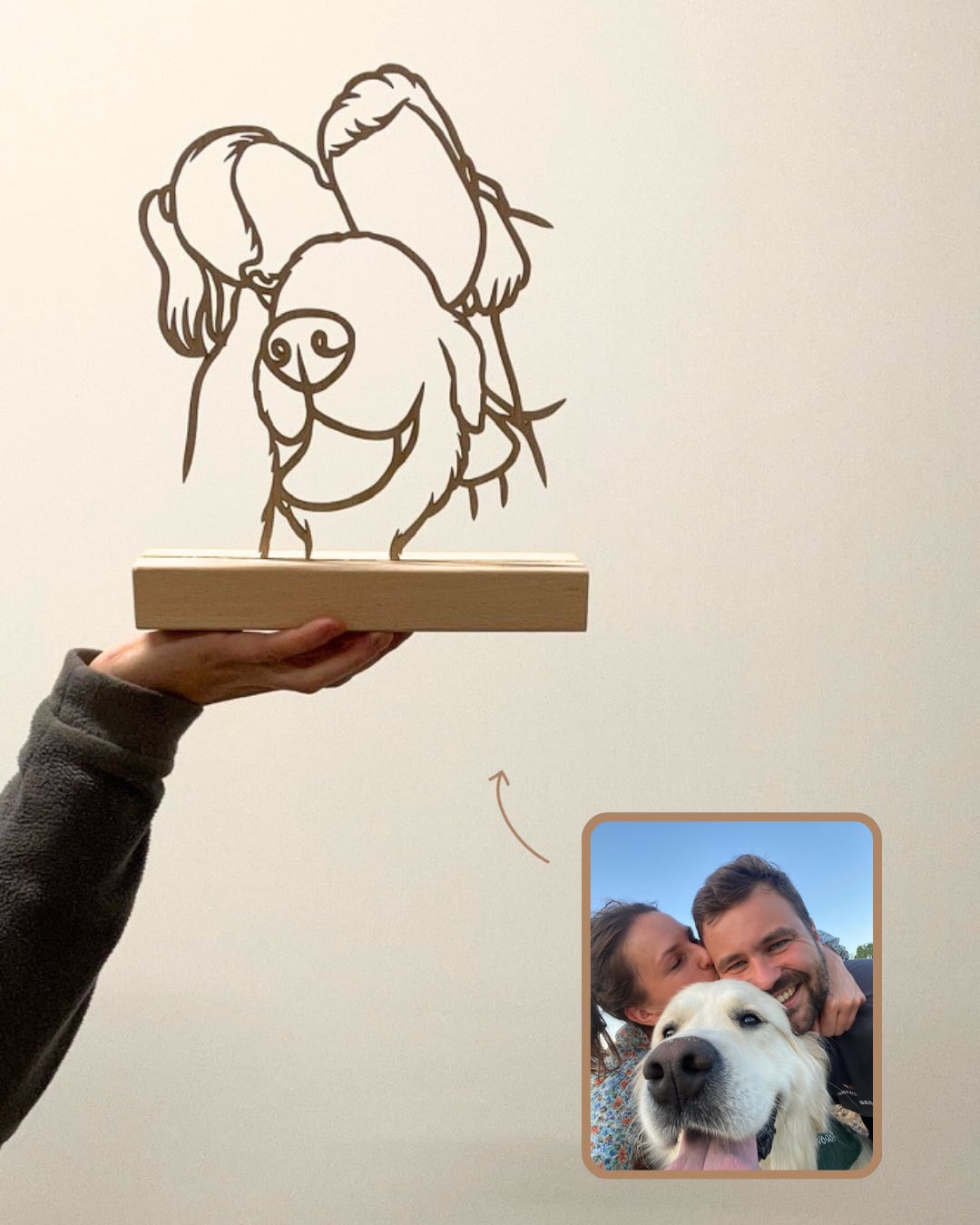 Linienporträt aus Holz eines Paares mit seinem Hund auf einem Holzständer neben dem Originalfoto