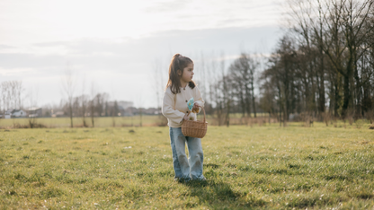 Paasmandje met gepersonaliseerde houten hanger