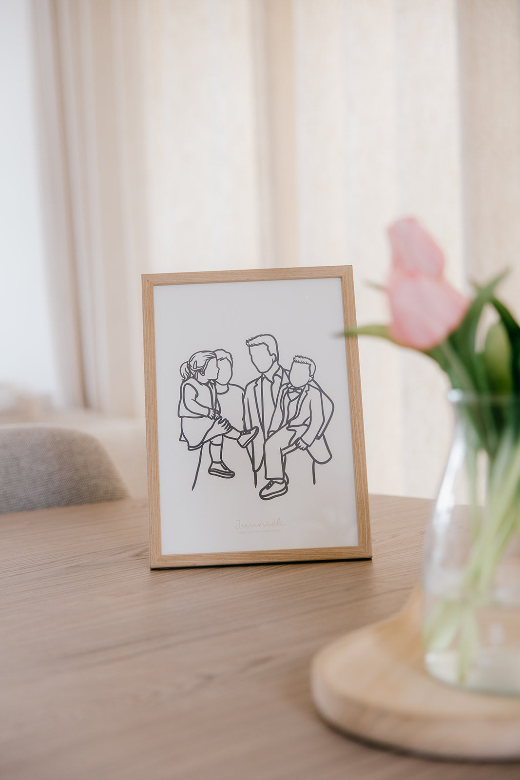 Gratis lijntekening-print in houten kader op tafel