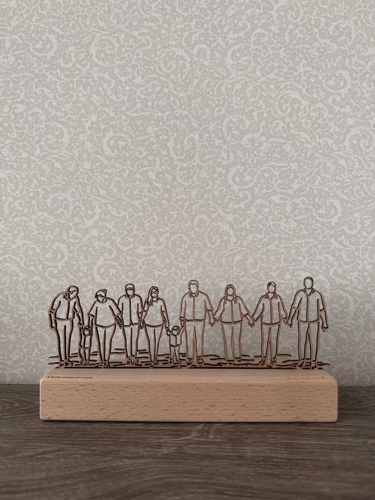 Standmodell aus Holz der ganzen Familie Hand in Hand auf einem Holzständer