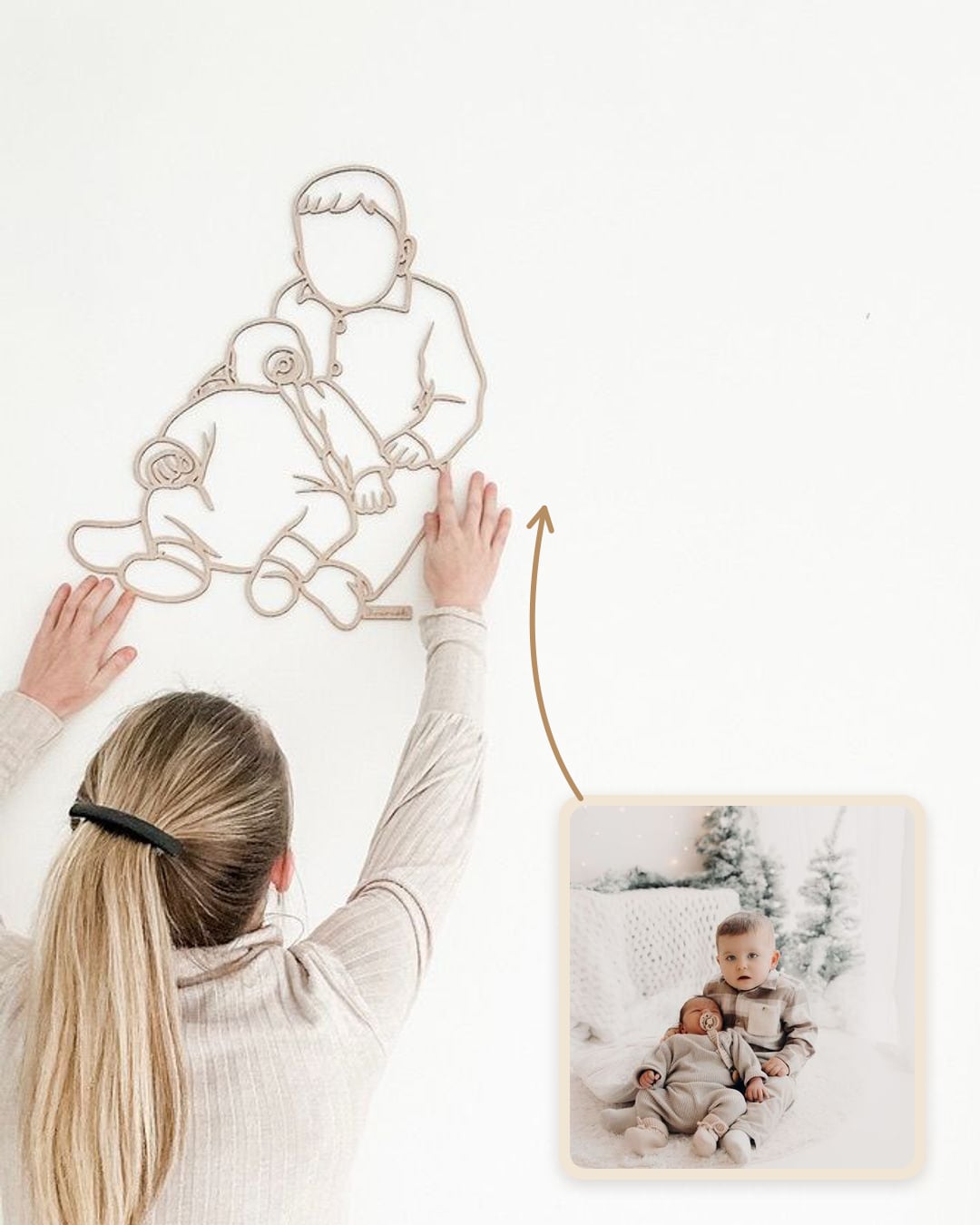 Linienporträt aus Holz von zwei kleinen Brüdern wird aufgehängt, neben dem Originalfoto