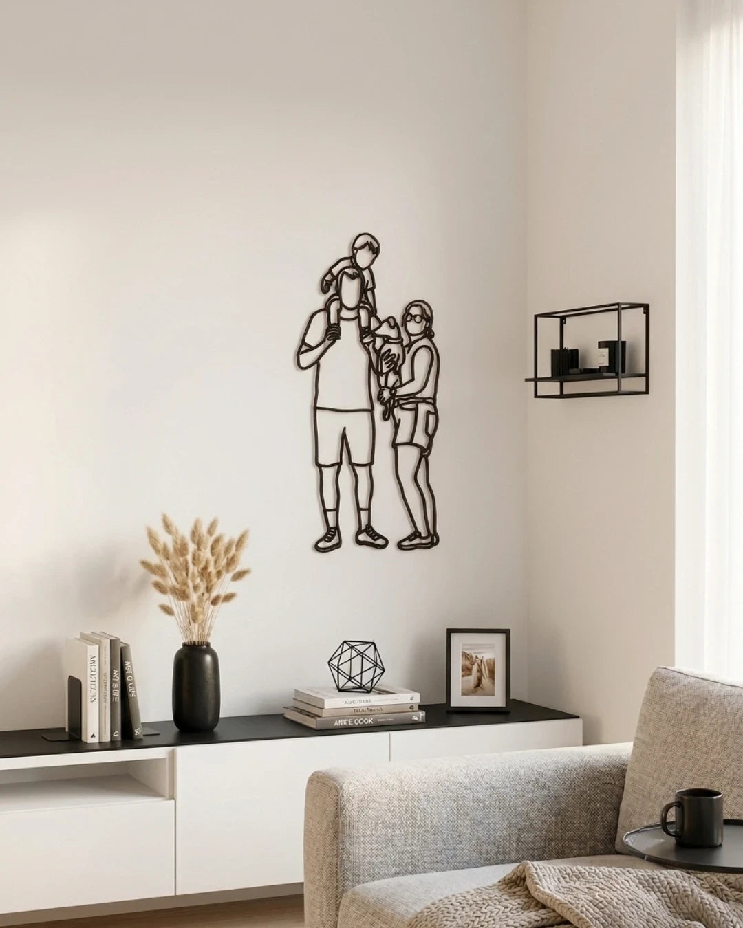 Mattschwarzes Linienporträt aus Holz einer Familie über einem Sideboard