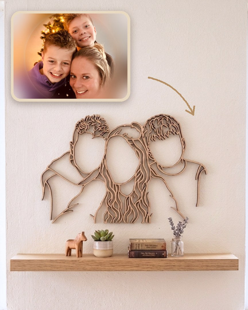 Houten lijnportret op een wandplank, naast de originele foto