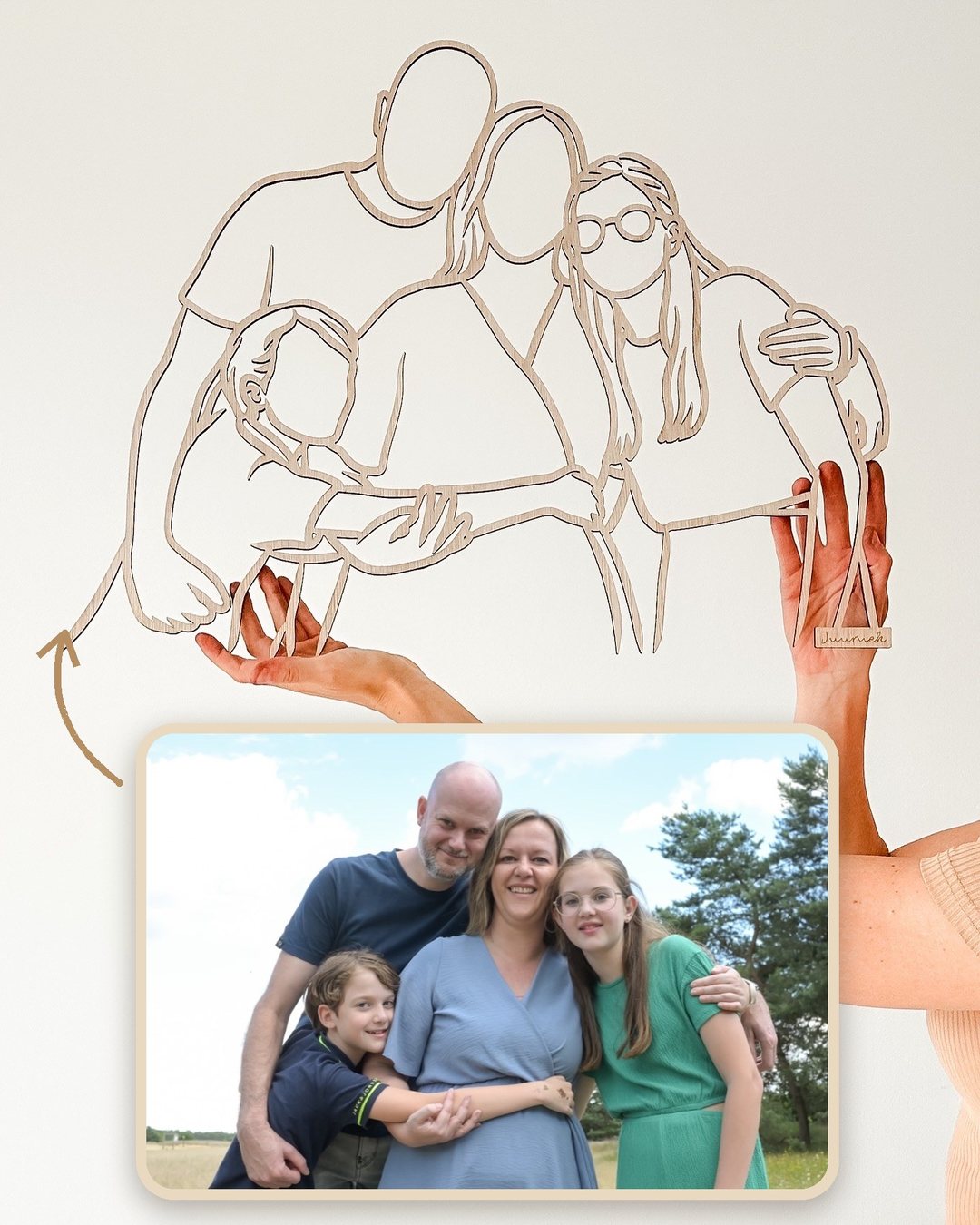 Houten lijnportret van een gezin, naast de originele zomerfoto