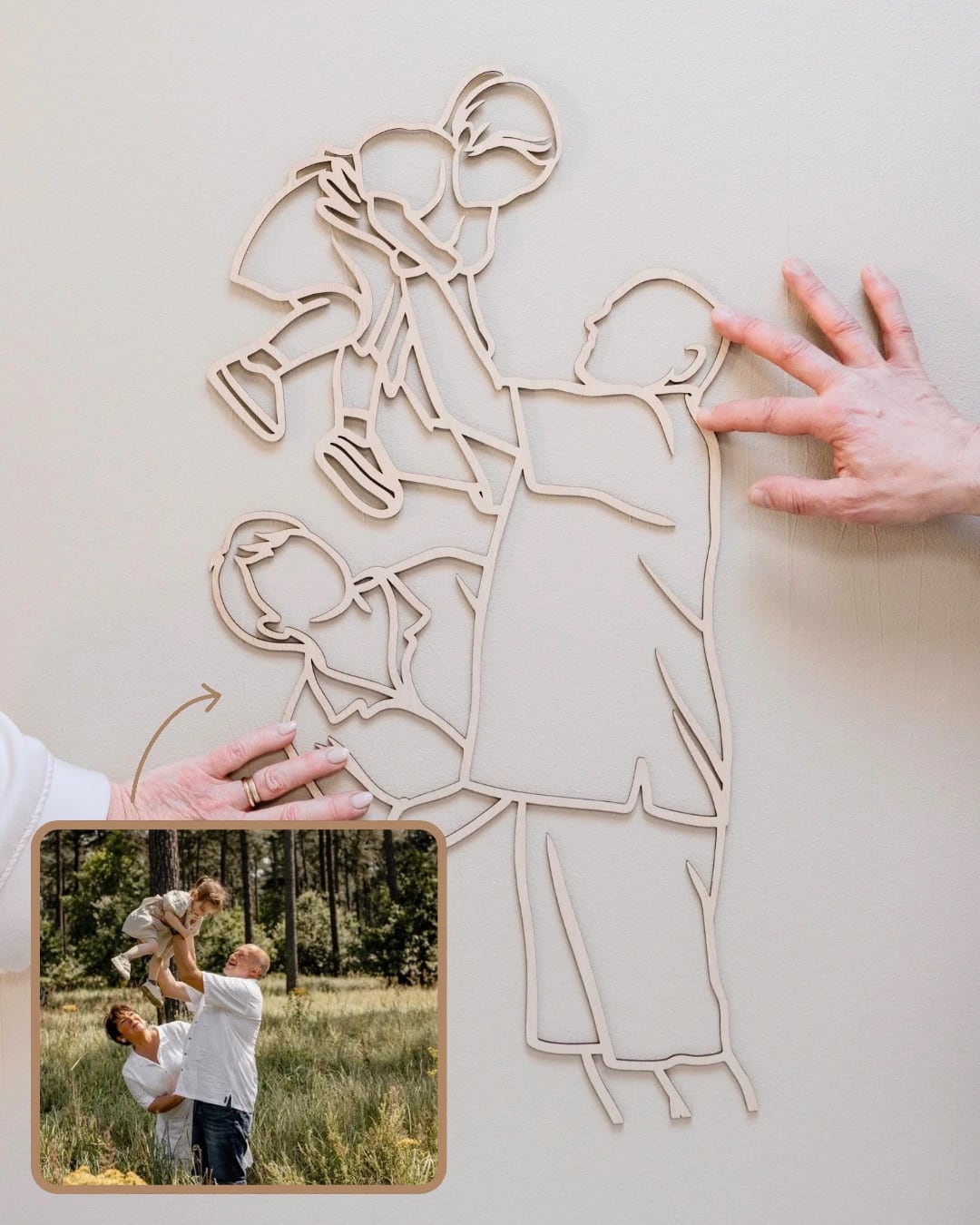 Linienporträt aus Holz von Opa und Oma, die ihr Enkelkind in die Luft heben, neben dem Originalfoto