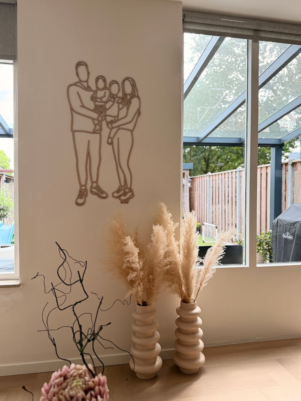 Houten lijnportret van een gezin tussen het raam en de veranda