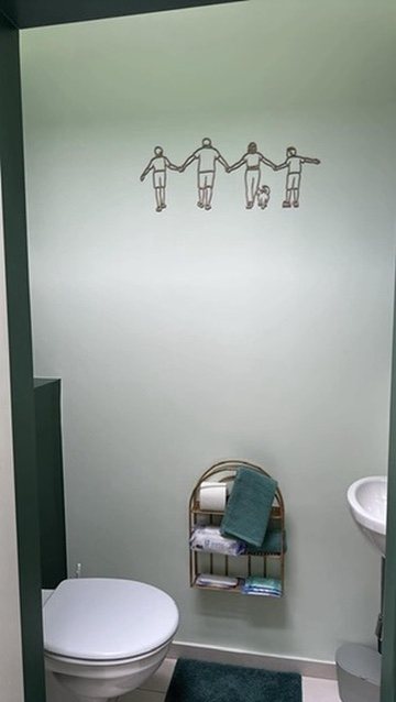 Houten lijnportret van een gezin in het toilet