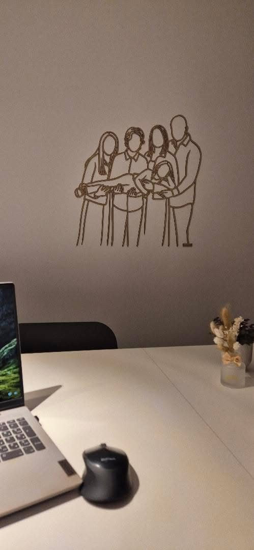 Houten lijnportret van een groot gezin boven het bureau