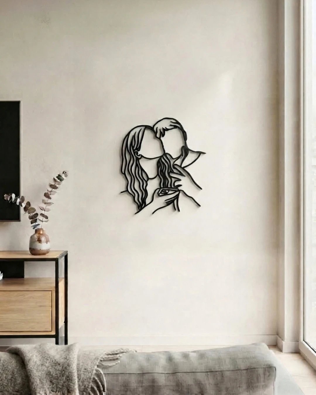Mattschwarzes Linienporträt aus Holz eines Paares im Wohnzimmer