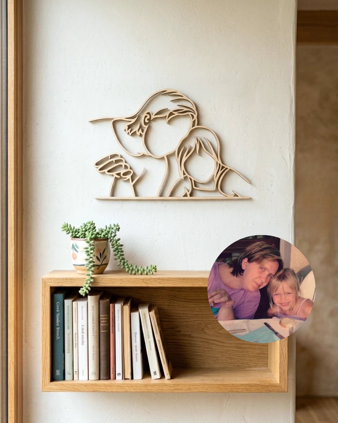 Linienporträt aus Holz einer Mama mit ihrer Tochter, neben dem Originalfoto