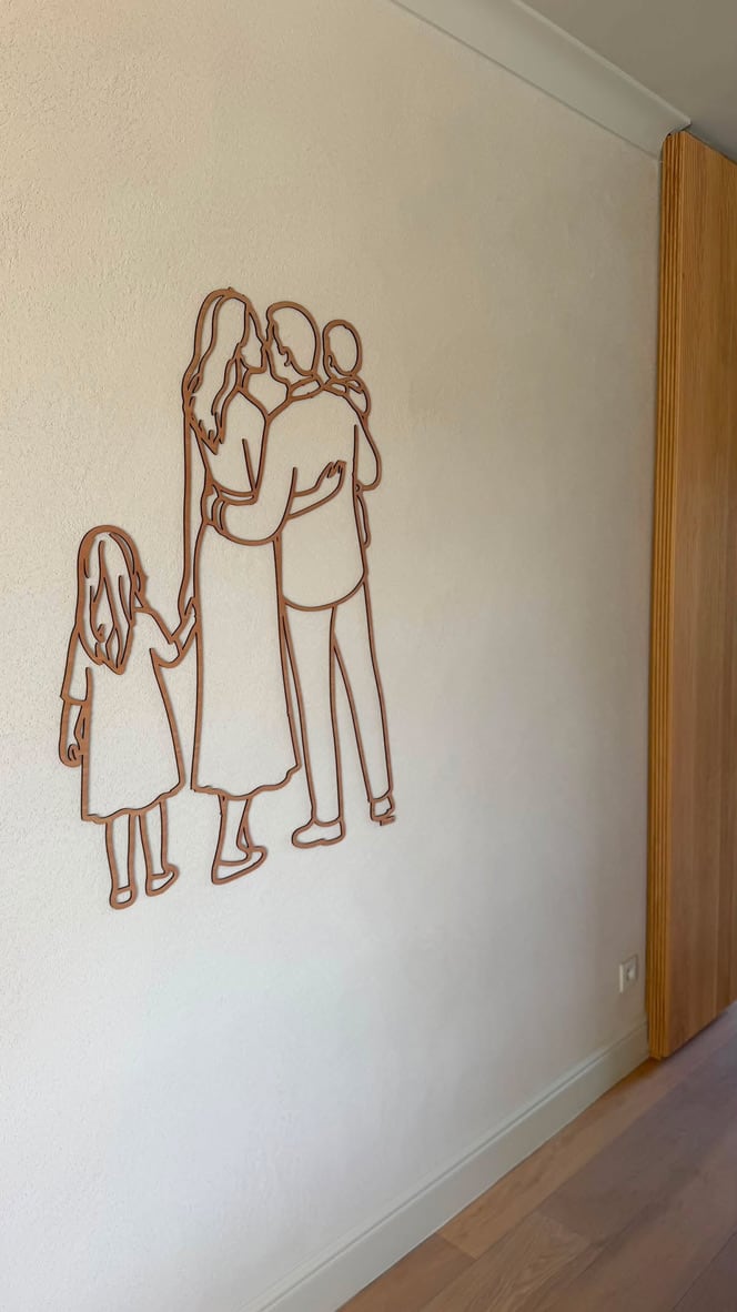 Linienporträt aus Holz einer Familie im Flur